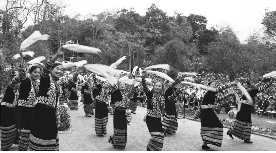 拉祜族摆舞击象脚鼓,跳摆舞的拉祜族姑娘摆舞是拉祜族民间一种自娱性