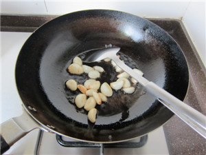 蒜子烧排骨的做法步骤：7